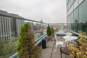 King Suite With Terrace | 加厚床垫、客房内保险箱、办公桌、隔音