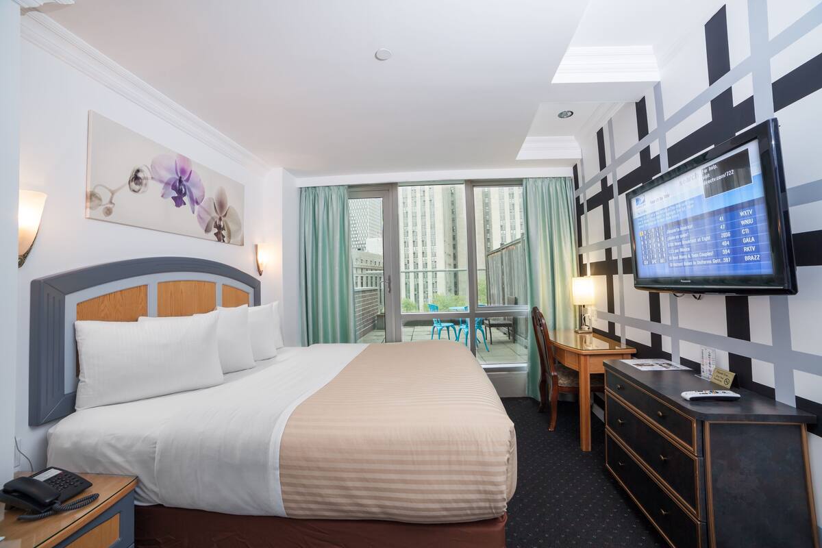 Deluxe King Room With Balcony | 特厚豪華床墊、房內夾萬、書桌、隔音