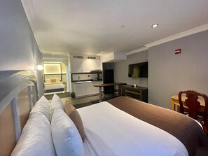 Deluxe Family | Pillowtop beds, in-room safe, desk, soundproofing - Hotel Mulberry (New York)