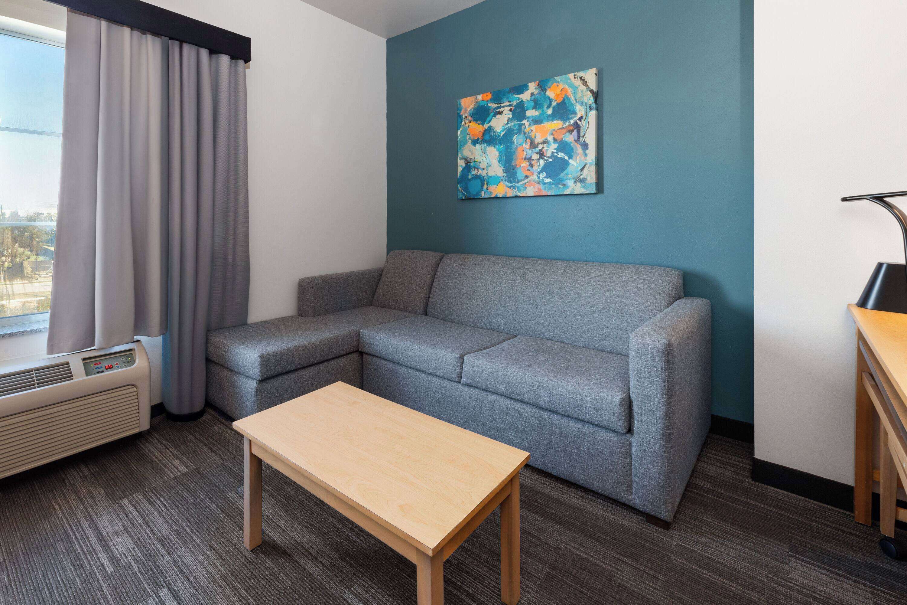 deluxe room, 1 king bed, non smoking (deluxe executive room) | premium bedding, in-room safe, desk, iron/ironing board