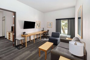 Family Suite, 1 Katil Raja (King), Accessible, Non Smoking (Hearing, Mobility Tub w/Grab Bars) | Peralatan tempat tidur premium, peti besi dalam bilik, meja 