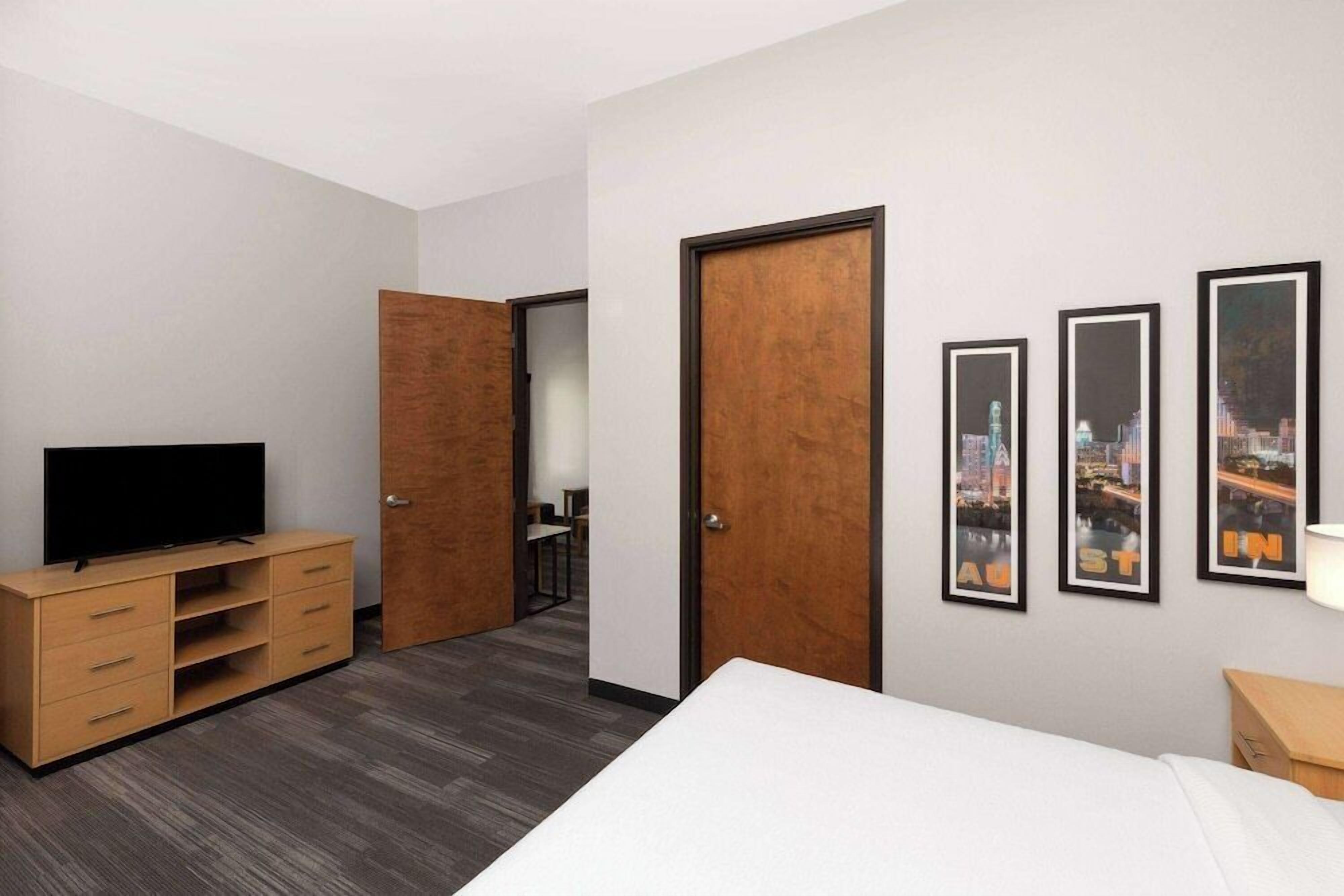 Ropa de cama de alta calidad y caja de seguridad en la habitación 