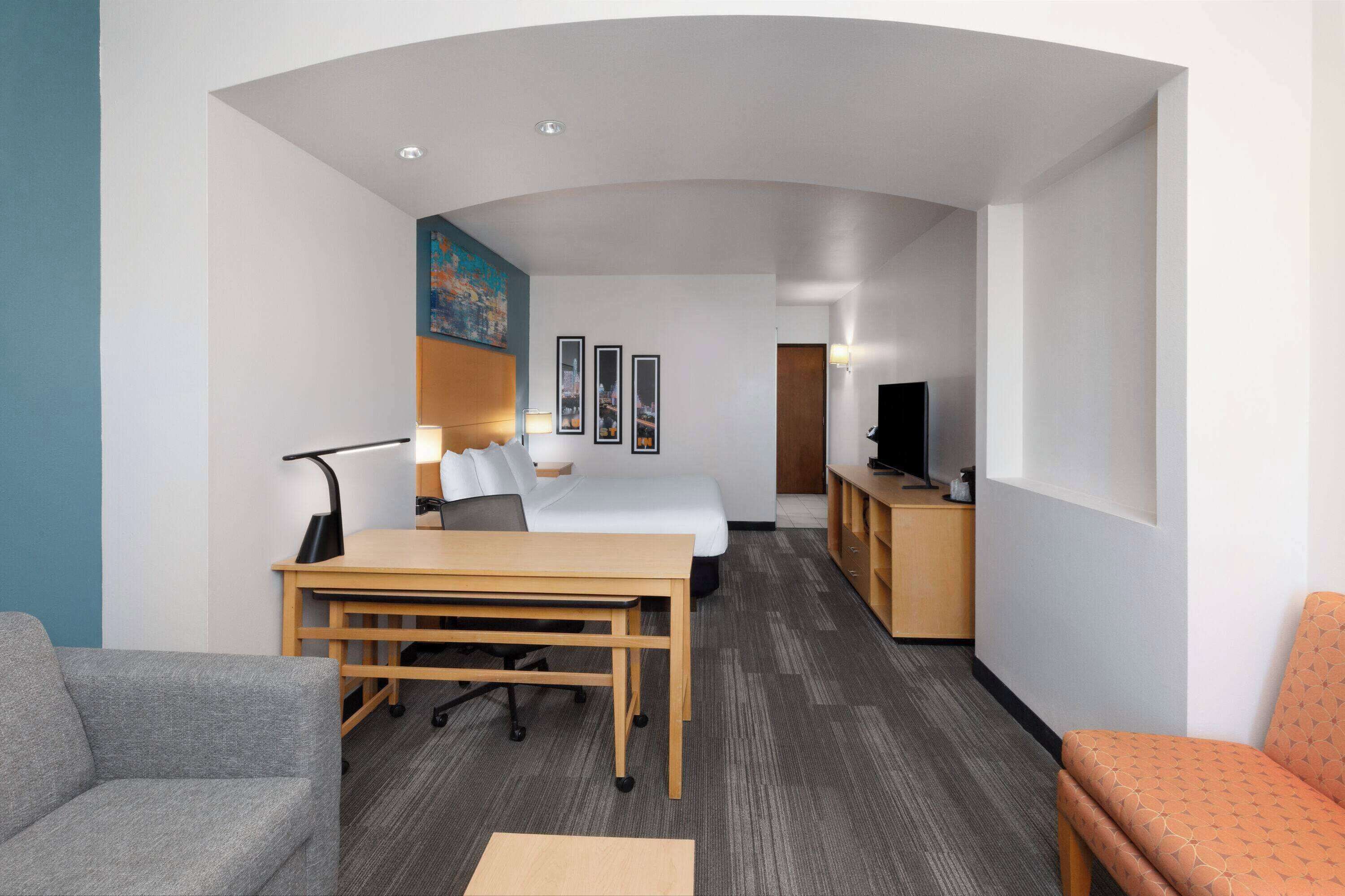 deluxe room, 1 king bed, non smoking (deluxe executive room) | premium bedding, in-room safe, desk, iron/ironing board