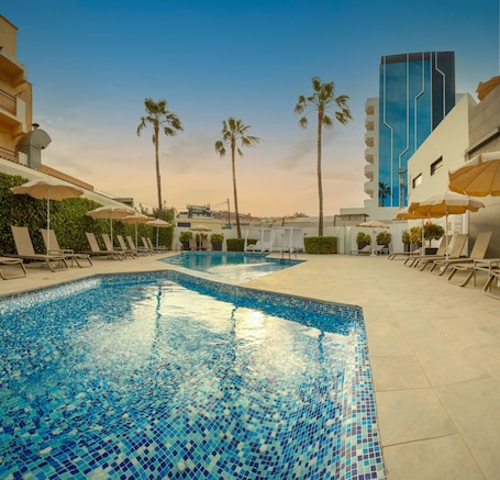 Outdoor pool, pool umbrellas, sun loungers