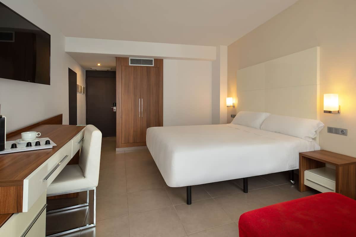 select comfort beds, minibar, in-room safe, desk