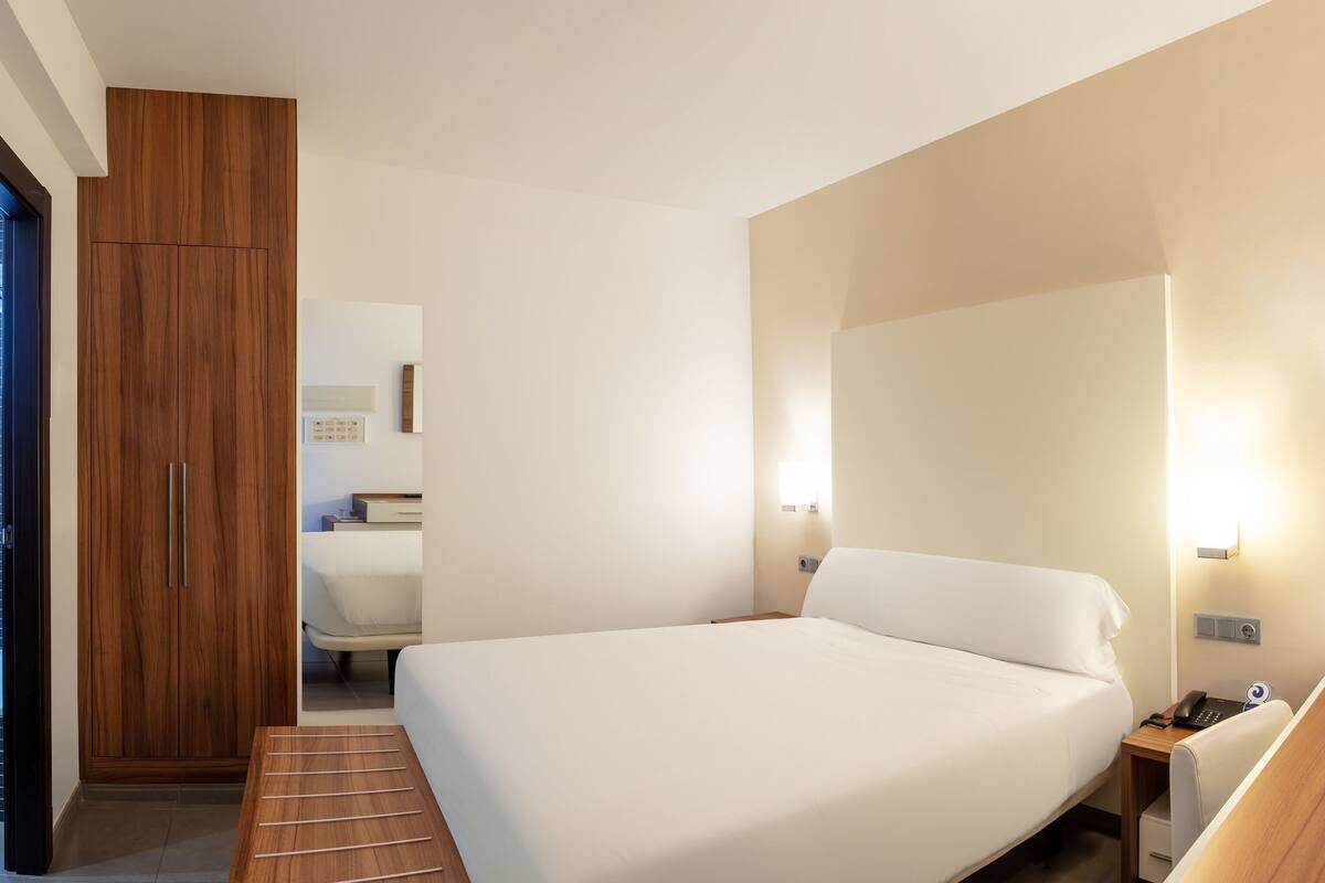 single room, balcony | select comfort beds, minibar, in-room safe, desk