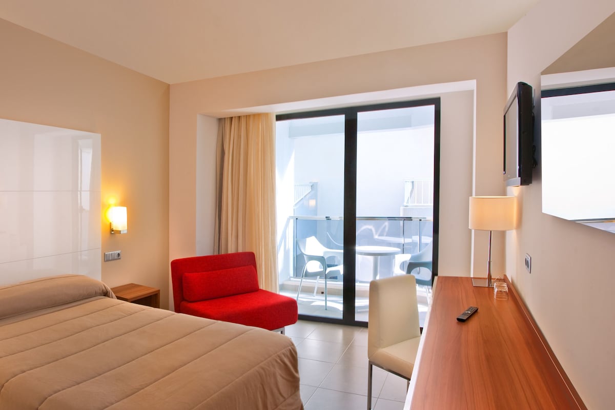 Select Comfort beds, minibar, in-room safe, desk