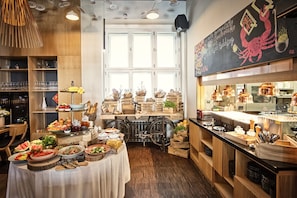 Daily continental breakfast for a fee - Mosaic House Design Hotel (Prague)