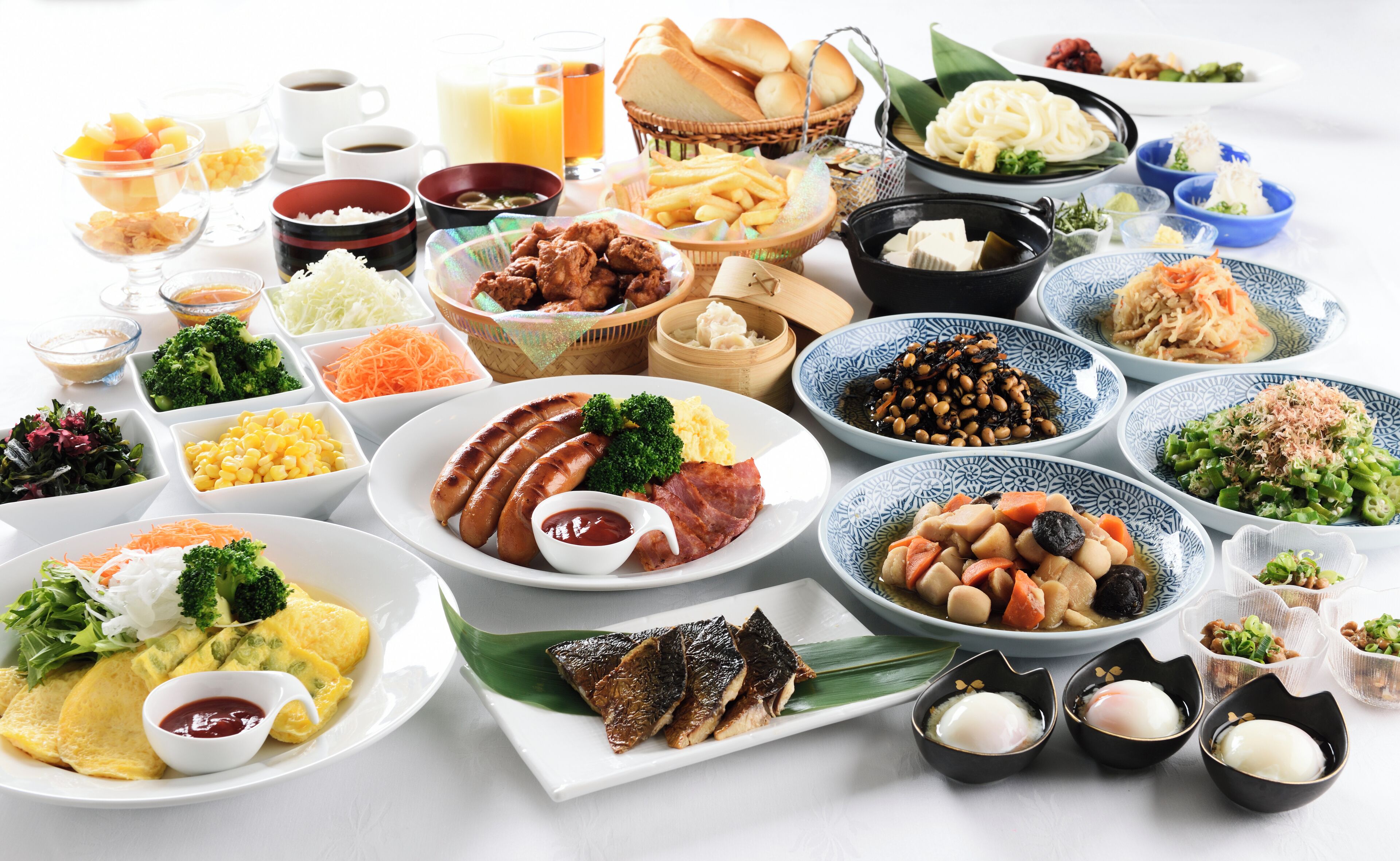 Una variedad de platos y alimentos sobre una mesa.