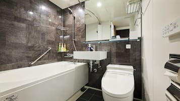 Combined shower/tub, rainfall showerhead, free toiletries, hair dryer