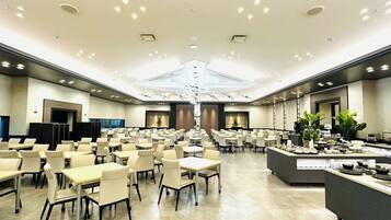 Daily buffet breakfast (JPY 1600 per person)