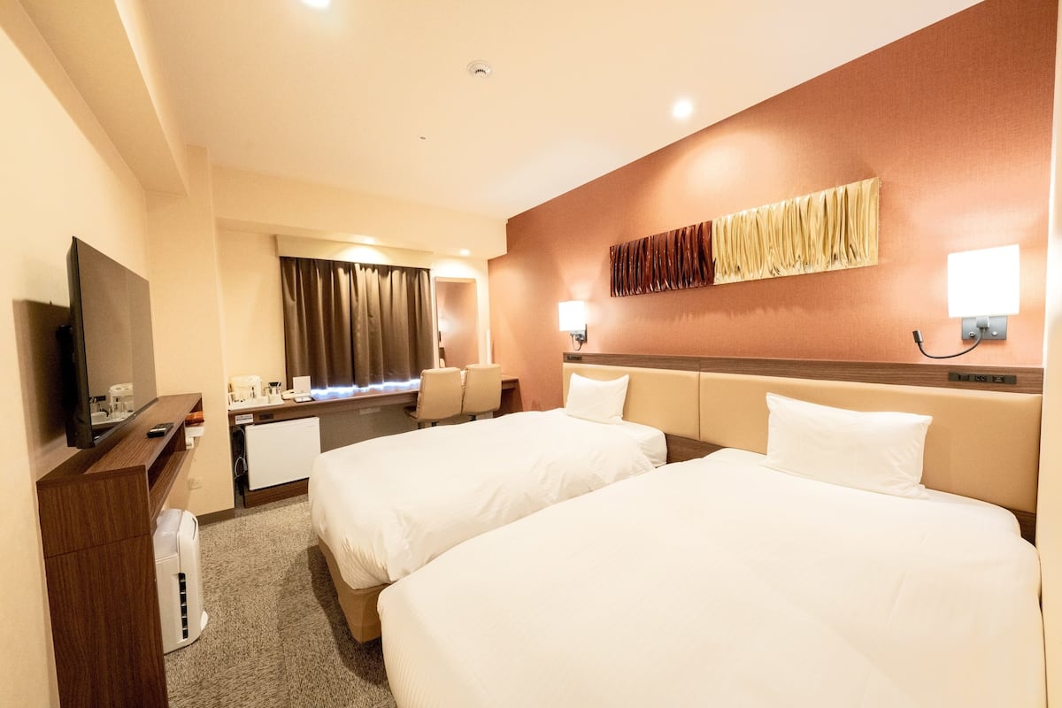 Twin Room, Non Smoking | In-room safe, desk, laptop workspace, blackout curtains