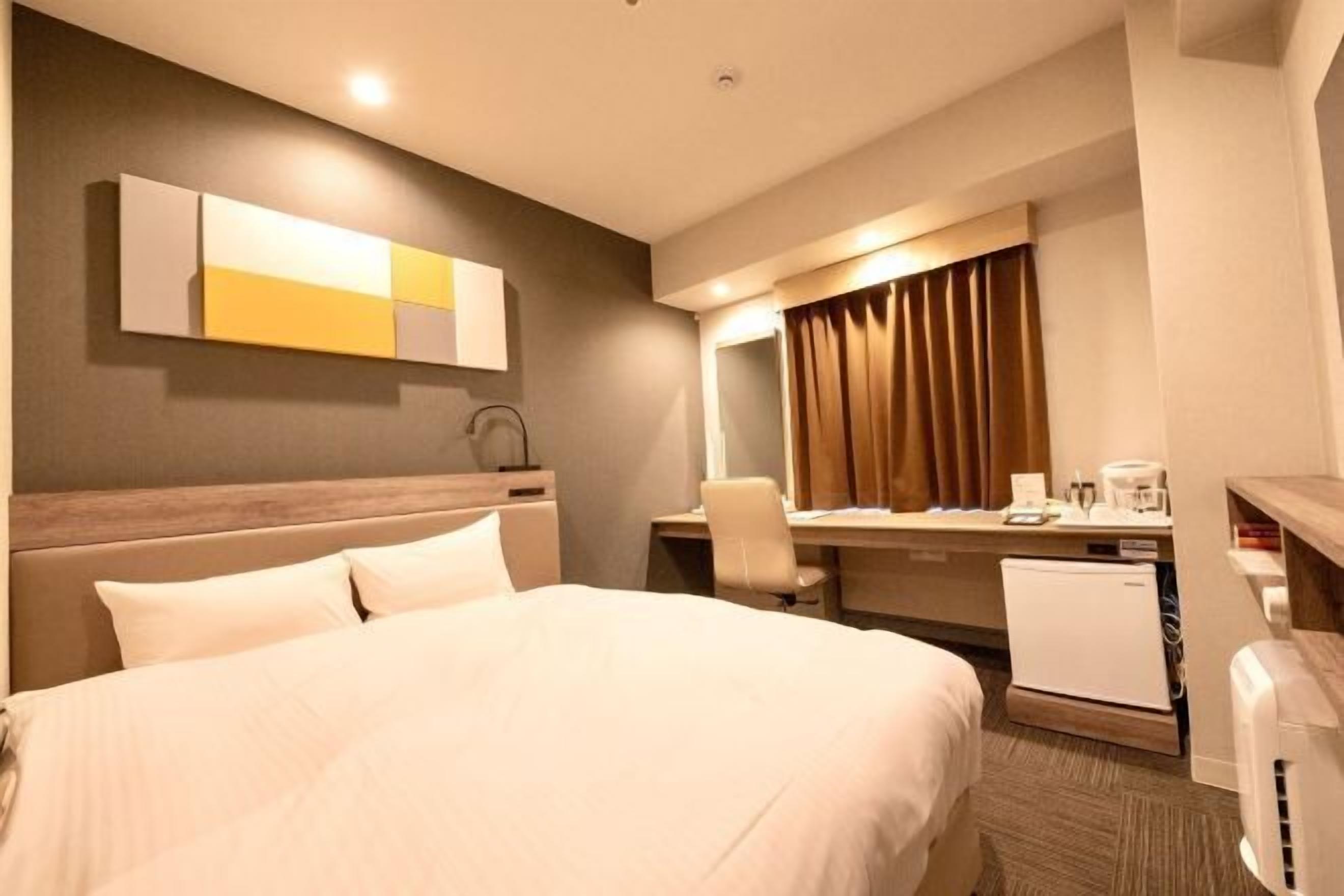 Zimmersafe, Schreibtisch, laptopgeeigneter Arbeitsplatz