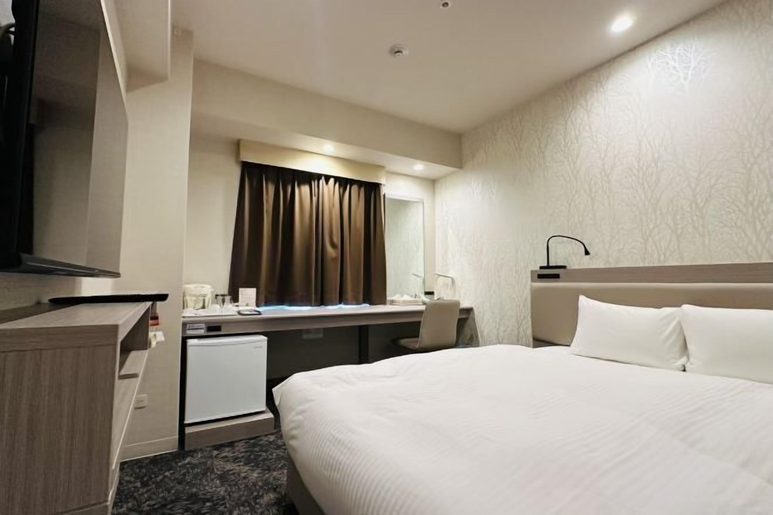 Zimmersafe, Schreibtisch, laptopgeeigneter Arbeitsplatz