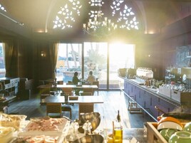 Desayuno buffet diario (JPY 3800 por persona)