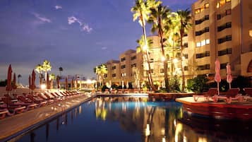 Voorkant accommodatie - avond/nacht