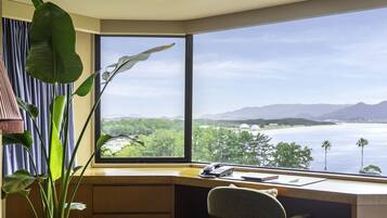Un bureau d’angle donnant sur un paysage côtier, avec un téléphone et un bloc-notes.