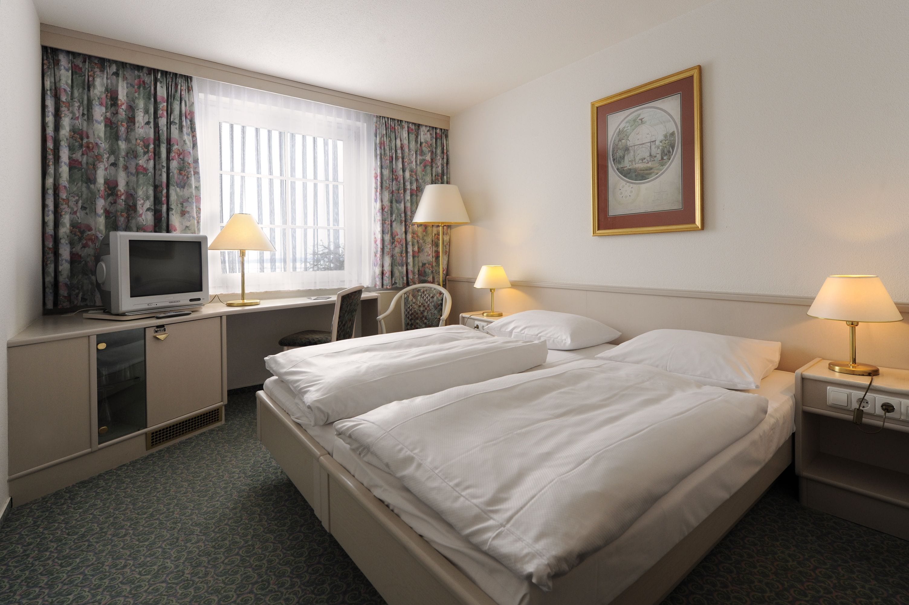 double room standard plus | hypo-allergenic bedding, down duvets, minibar, in-room safe