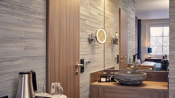 Superior-Doppelzimmer | Badezimmer | Dusche, Haartrockner, Bademäntel, Handtücher