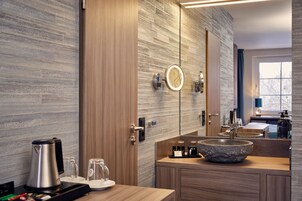 Quarto casal superior | Banheiro | Chuveiro, secador de cabelo, roupões de banho, toalhas de banho
