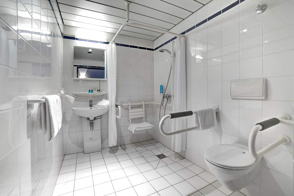 double room standard plus | bathroom | shower, hair dryer, bathrobes, towels
