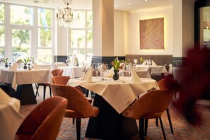 供应早餐、午餐和晚餐，地区菜