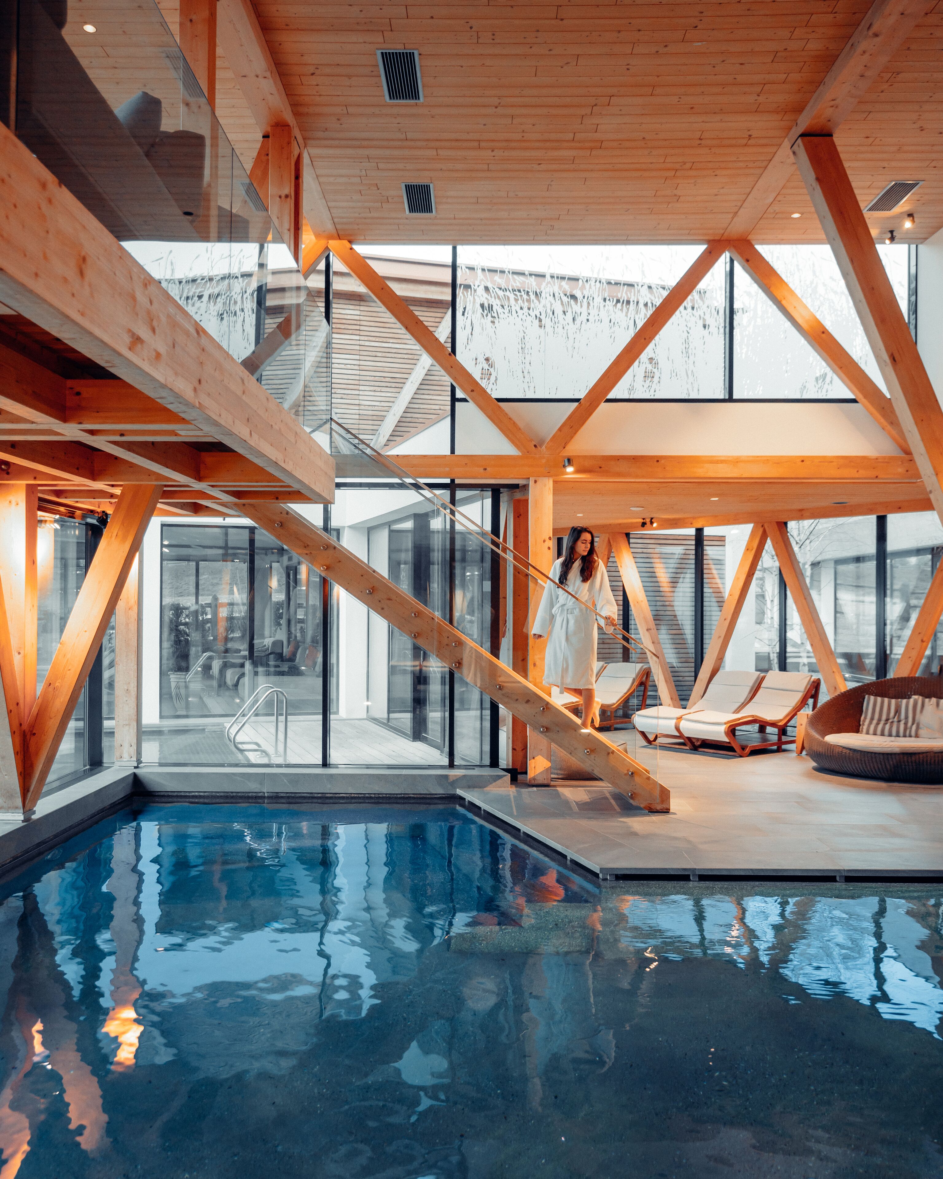 室内游泳池，室外游泳池，06:00 至 22:00 开放, 池畔遮阳伞, 日光浴躺椅