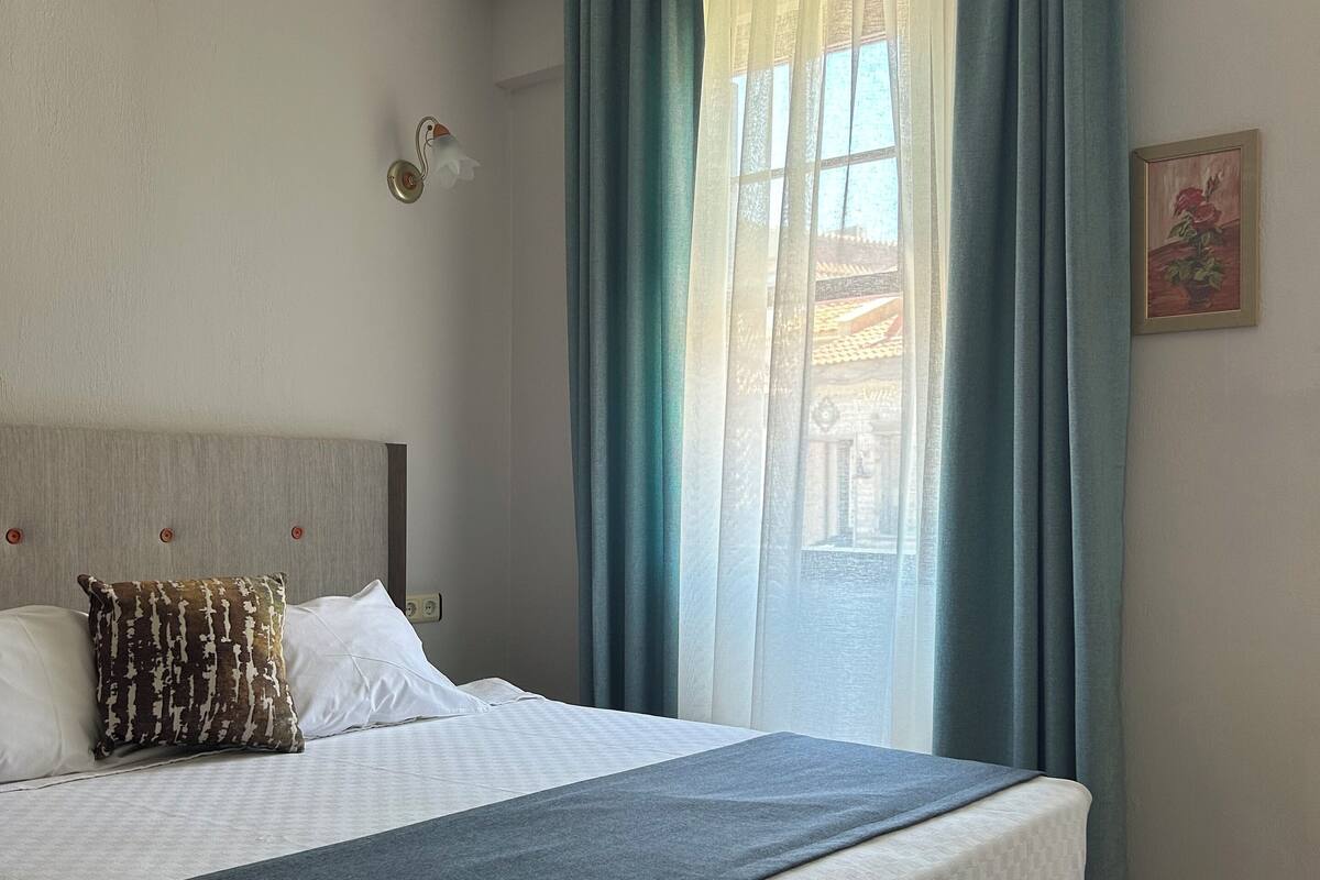 double room | minibar, in-room safe, bed sheets