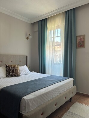 Minibar, caja de seguridad en la habitación y ropa de cama 