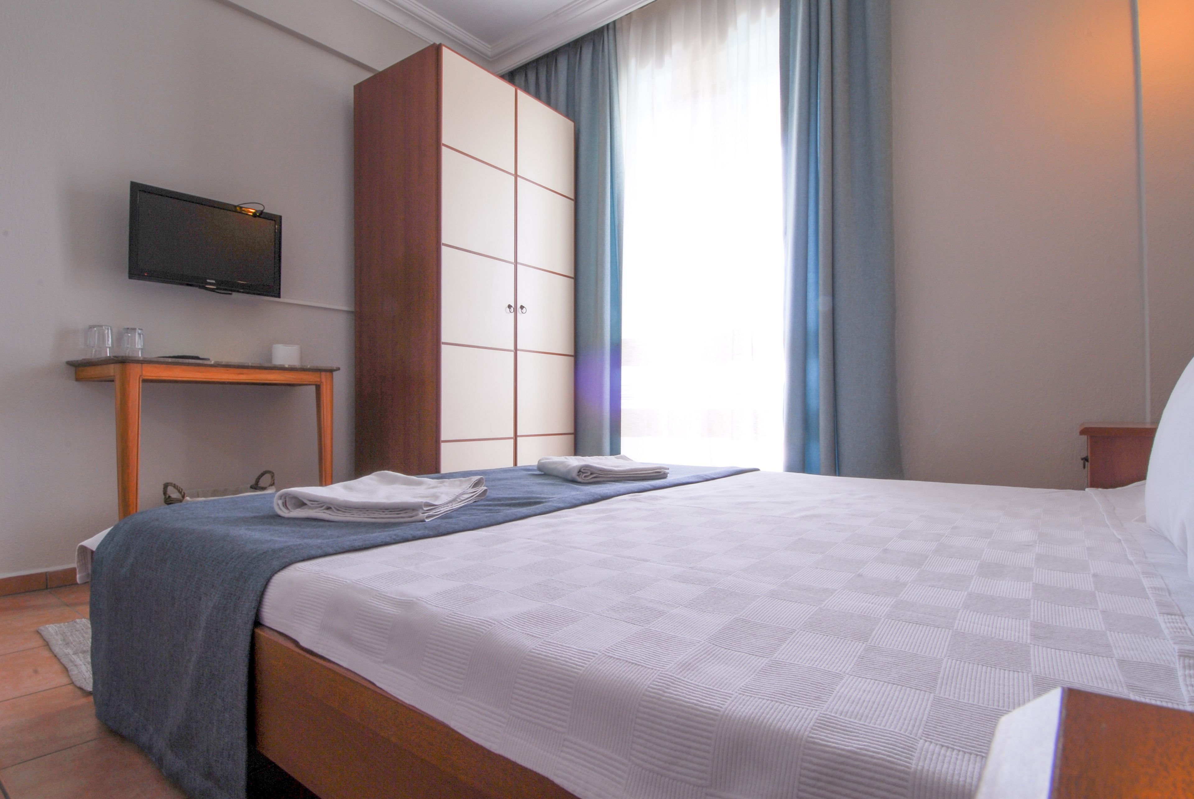 double room | minibar, in-room safe, bed sheets