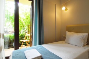 Habitación doble | Minibar, caja de seguridad en la habitación y ropa de cama 