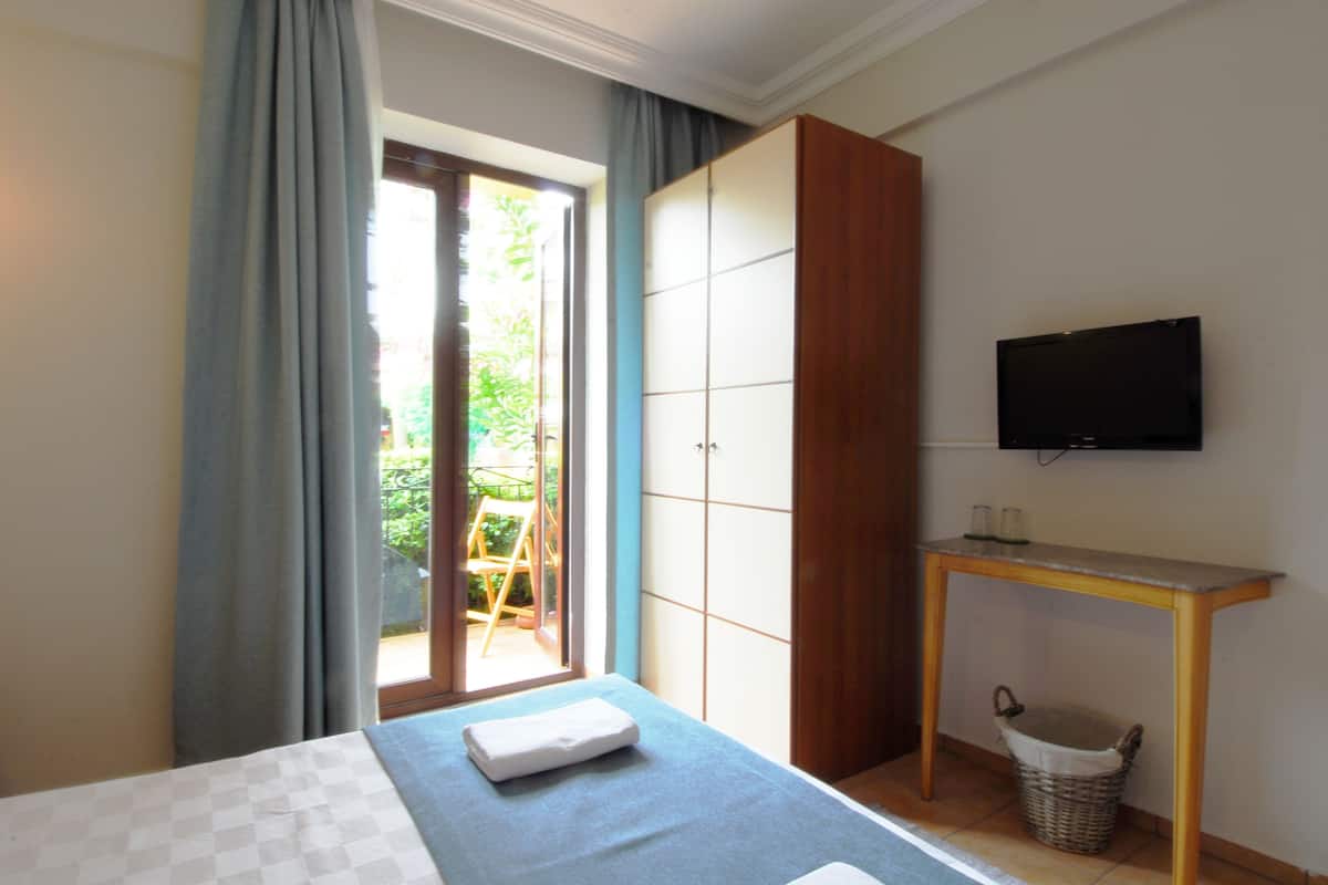 double room | minibar, in-room safe, bed sheets
