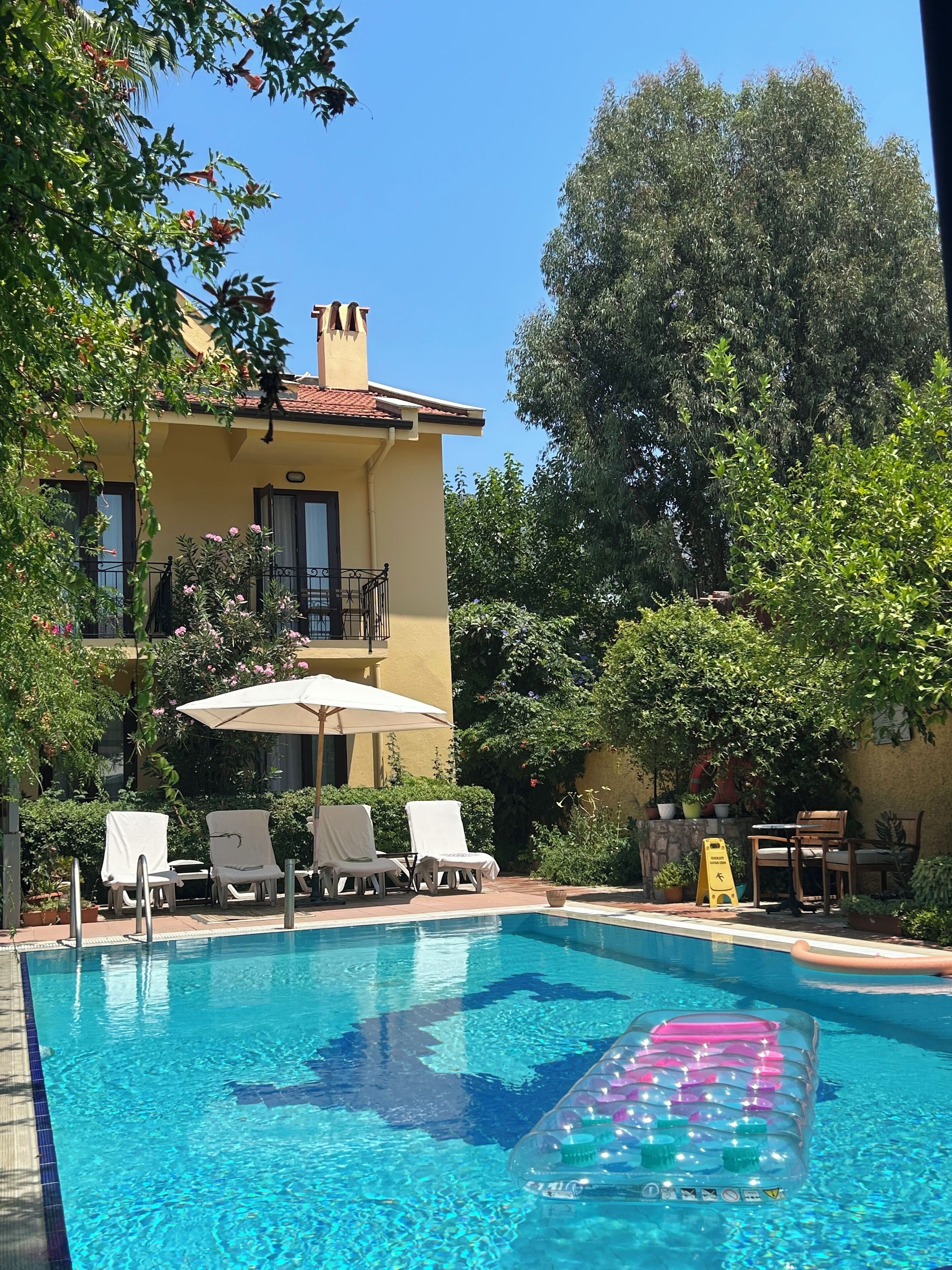 Una piscina al aire libre, sillones reclinables de piscina