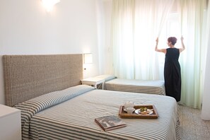 أغطية فراش متميزة وميني بار وخزنة داخل الغرفة ومكتب