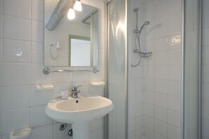 Douche, sèche-cheveux, serviettes fournies