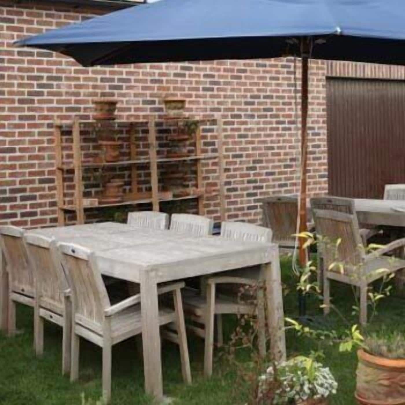 Serveert lunch en diner, lokale gerechten