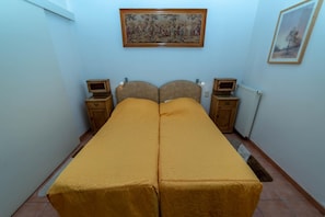 1 bedroom, pillowtop beds, desk, blackout drapes