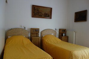 1 makuuhuone, pillowtop-patjalliset sängyt, työpöytä, pimennysverhot