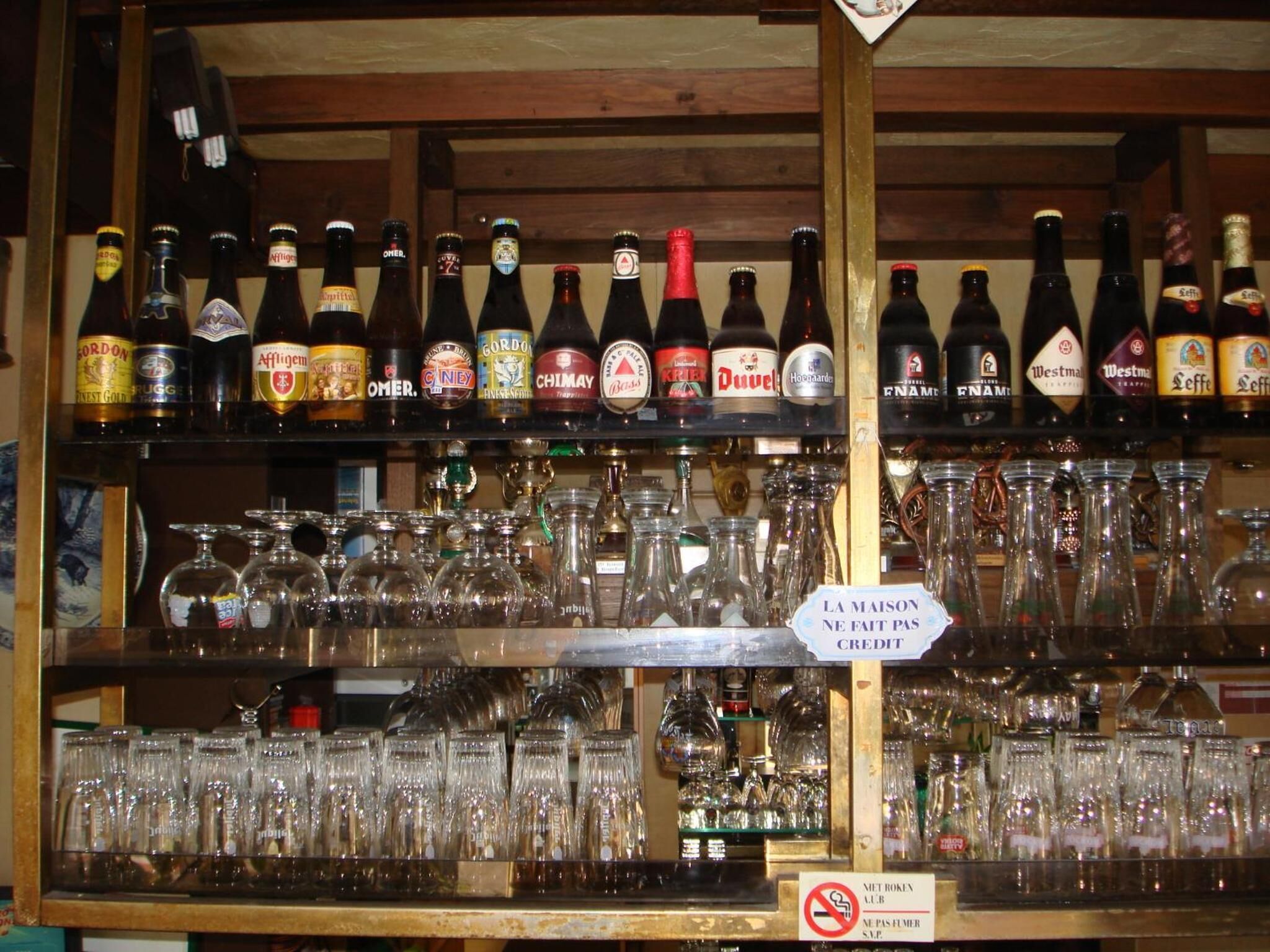 Eine Bar mit Regalen voller Flaschen und Gläsern.