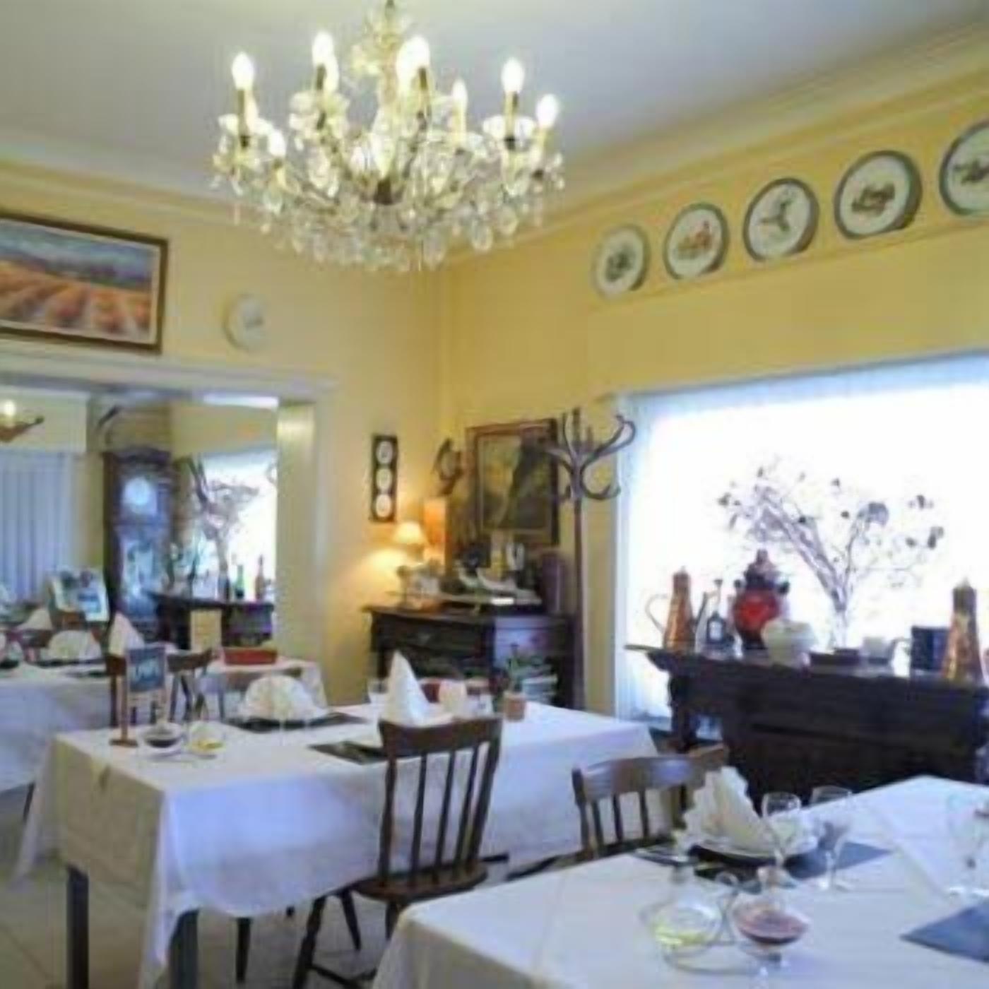 Serveert lunch en diner, lokale gerechten