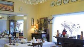 Serveert lunch en diner, lokale gerechten