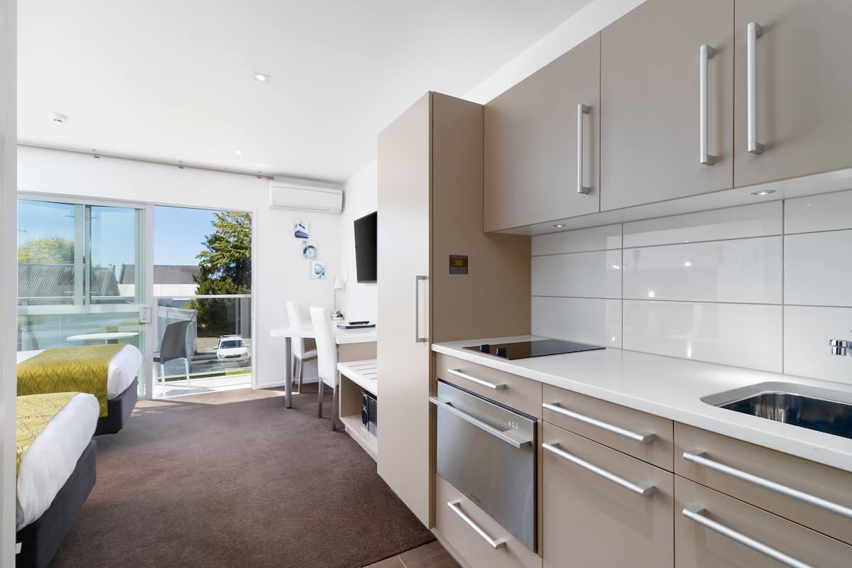 executive twin spa studio | private kitchen | fridge, microwave, stovetop, dishwasher