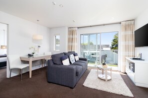 One Bedroom Ambassador Spa Suite | Living area | IPod dock