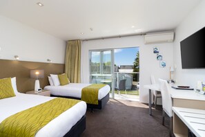 Executive Twin Spa Studio | Desk, laptop workspace, soundproofing, iron/ironing board