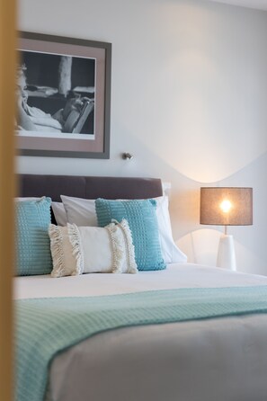 Apartment, Mehrere Betten (Spa) | Schreibtisch, laptopgeeigneter Arbeitsplatz, schallisolierte Zimmer