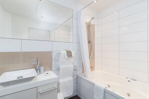 Apartamento, 1 cama King (Spa) | Banheiro | Chuveiro, produtos de toalete de grife, secador de cabelo 