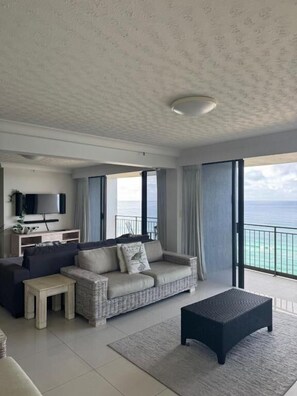 Lägenhet Superior - 3 sovrum | Vardagsrum | 65-tums tv med kabelkanaler