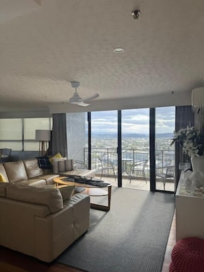 Apartamento, 3 quartos | Área de estar | TV 65 polegadas com canais a cabo