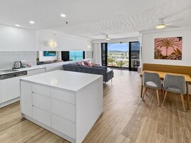 Apartamento Premier | Zona de estar | Televisión de 65 pulgadas con canales por cable