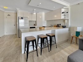 Apartamento superior, 2 habitaciones | Cocina privada | Cafetera o tetera, frigorífico grande, microondas y horno